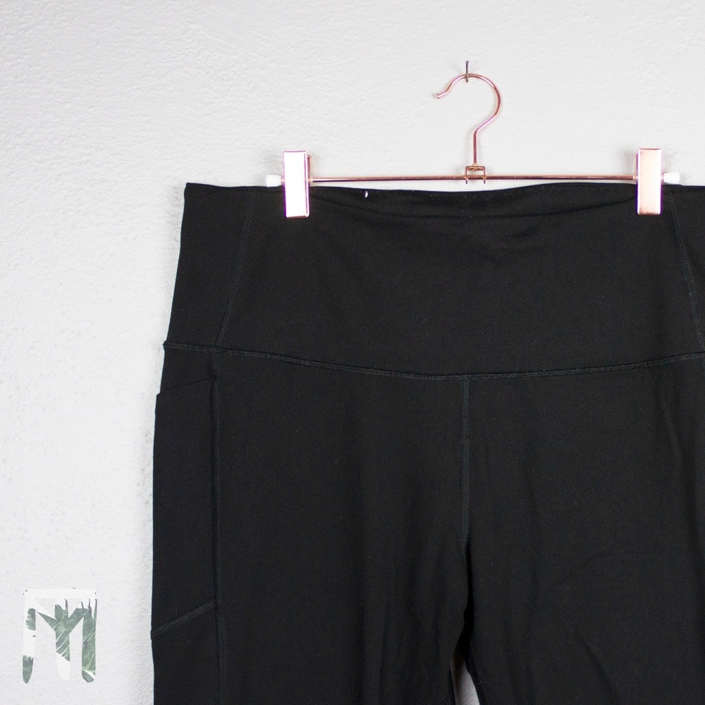 Victoria Secret Knockout Capri Leggings w/ Pockets